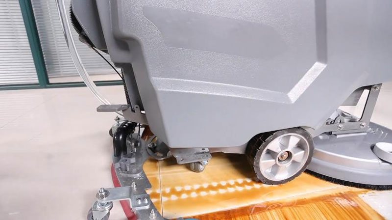 手推式和駕駛式洗地機(jī)，哪個(gè)適合你