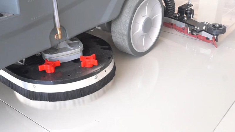 為什么選擇駕駛式洗地機或掃地機？卓越、經(jīng)濟高效的清潔