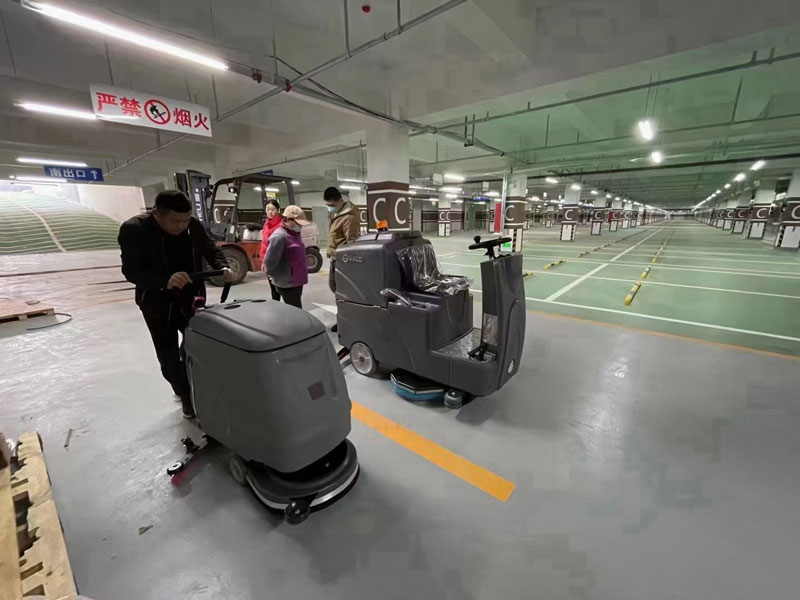 采用電池式全自動(dòng)洗地機(jī)，易于清潔消毒，節(jié)省時(shí)間和人工成本！