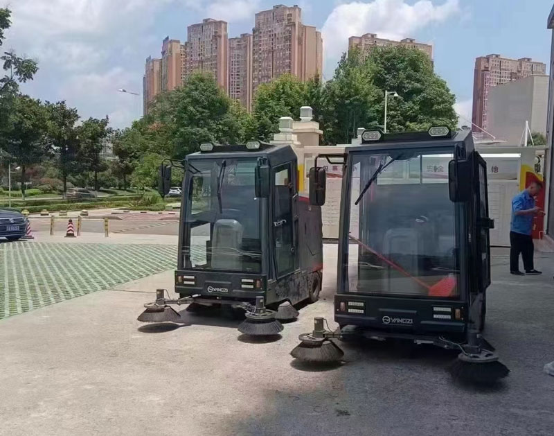 為什么越來(lái)越多的工廠選擇工業(yè)掃地機(jī)