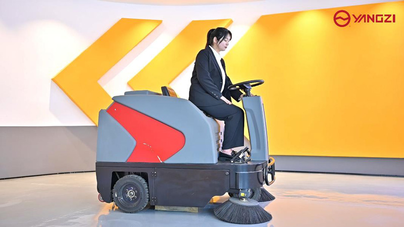 小型掃地車讓我們更加快捷的完成工作！
