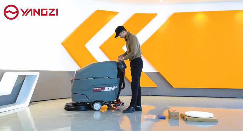 與傳統(tǒng)拖地相比，使用手推式洗地機(jī)有5個(gè)好處